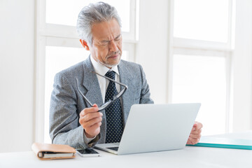 シニア男性　ビジネス　考える　パソコン