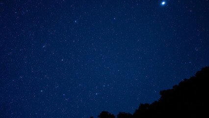 山間に見える綺麗な秋の星空