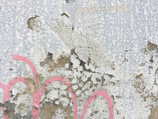 落書きされた古い壁