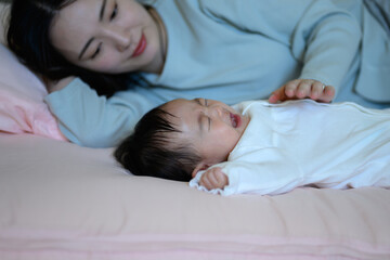 夜泣き対応をするワンオペ育児のアップ