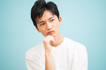 ブルーバック・私服の若い日本人男性