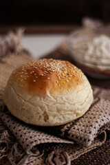 pan de hamburguesas horneado y fresco 