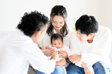 赤ちゃんの診療のイメージ　聴診器を当てる