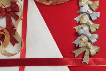 Marco de listones y mo&ntilde;os con motivo navide&ntilde;o con un fondo blanco y rojo