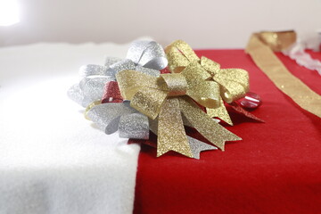 Conjunto de mo&ntilde;os navide&ntilde;os en colores oro y plata sobre un fondo blanco y rojo