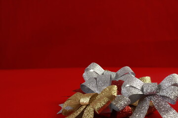 Conjunto de Mo&ntilde;os navide&ntilde;os en colores oro y plata sobre un fondo de lana roja