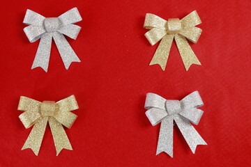 Patron de mo&ntilde;os navide&ntilde;os con brillantina en colores dorado y plateado sobre un fondo rojo