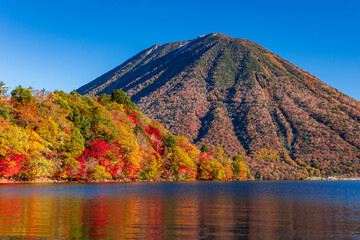 紅葉の中禅寺湖から男体山の眺め