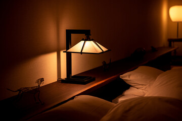 夜のベッドルームのランプ