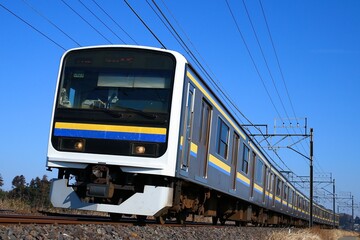 Fototapeta premium 通勤電車 JR東日本209系と青空