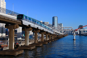 東京モノレール10000系と運河
