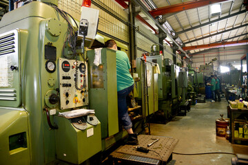 最新の工作機械の組立工場