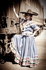 Retrato de una bella joven adolescente mexicana latina interpretando a una Adelita usando un...