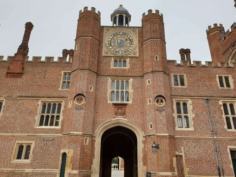 Fototapeta Scenic view of the beautiful architecture of the Hampton Court Palace