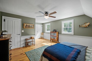 Vintage decoration of a comfortable bedroom with wooden furniture and a ceiling fan - obrazy, fototapety, plakaty