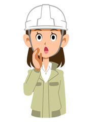 呼びかけるヘルメットを被った作業着の女性

