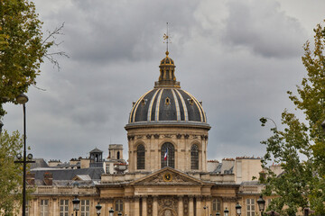 Fototapeta na wymiar facade of the institute in paris