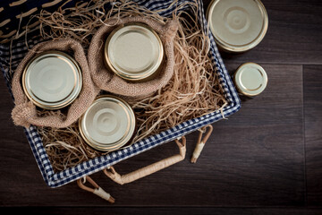 Panier cadeau en osier avec bocaux et conserves de produits alimentaires