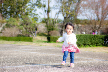 Fototapeta premium 屋外で遊ぶ乳幼児