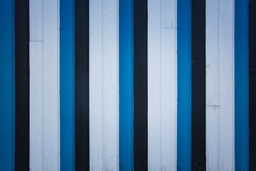 Bois peint avec rayures bleues, noires et blanches