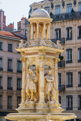 Place de Lyon avec fontaines et statues