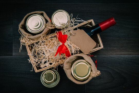 Panier cadeau avec bouteille de vin et produits gastronomiques
