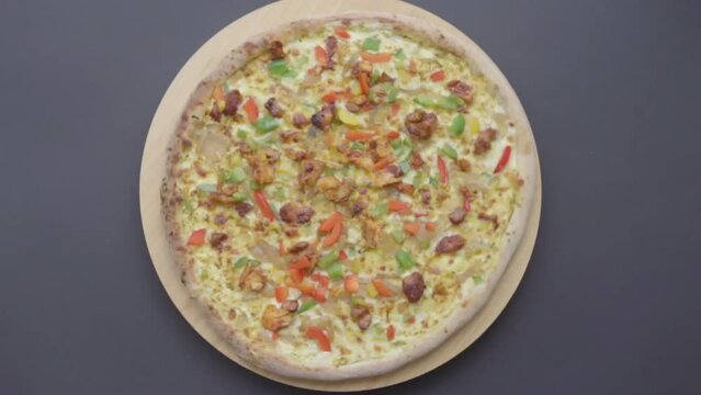 pizza qui tourne sur fond uni - pizza &agrave; rotation sur fond clair