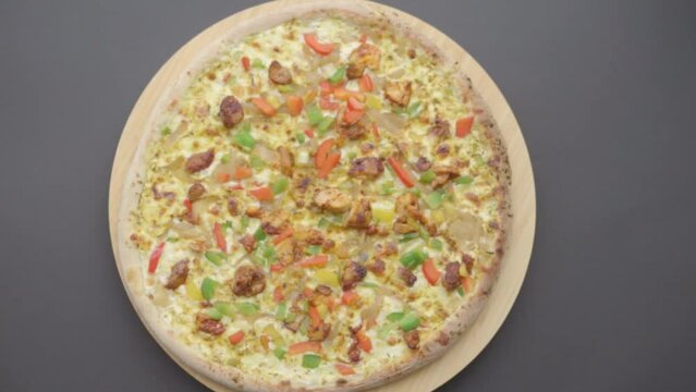 pizza qui tourne sur fond uni - pizza &agrave; rotation sur fond clair