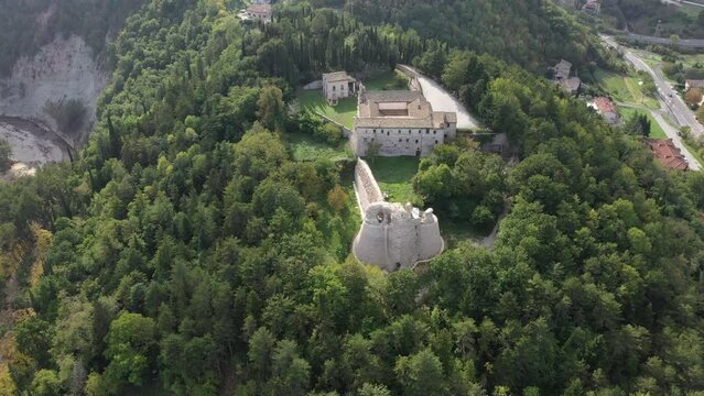 So sieht die Festung Cagli aus der Vogelperspektive aus