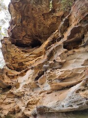Obraz premium Eroded Cliff Face on the Prince Henry Cliff Track in the Blue Mountains of New south Wales