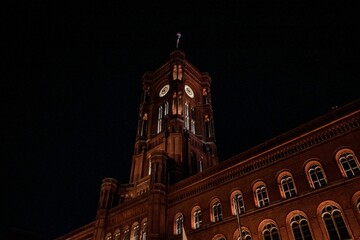 Naklejka premium Rotes Rathaus tower at night