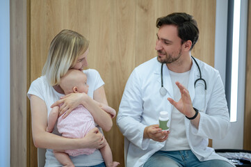 Obraz premium Female parent getting a medical consultation from a baby doctor