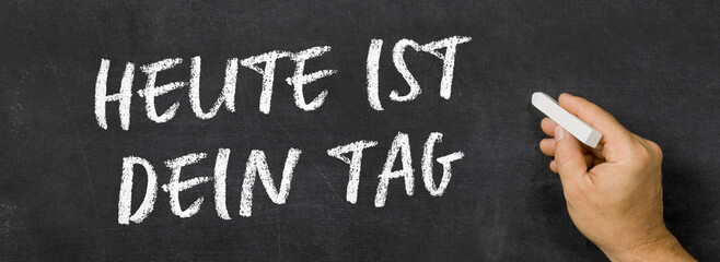  Text auf Tafel - Heute ist dein Tag