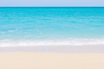 Fototapeta na wymiar 沖縄の美しい波打ち際