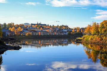 Fototapeta na wymiar Autumn in Trondheim, view of the river Nidelva and park Gloeshaugen