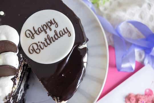 誕生日ケーキ（紫のリボンとピンクの誕生日カード）
