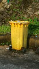 Obraz premium yellow trash can in a tourist place