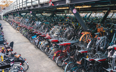 Parking dla rowerów. Rowery ułożone w rzędzie, zdjęcie w zbliżeniu może być wykorzystane jako tło lub tapeta.