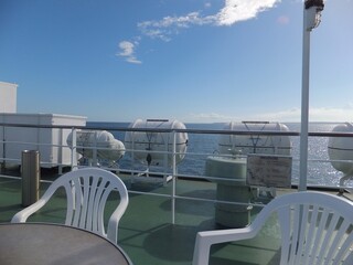 船旅、デッキでくつろぐ