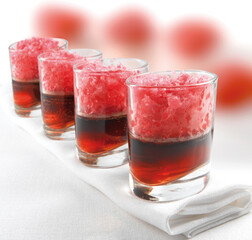 Vasos  de fresa granizado con vodka, chupitos, celebraciones. Strawberry slush glasses with vodka, shots, celebrations.