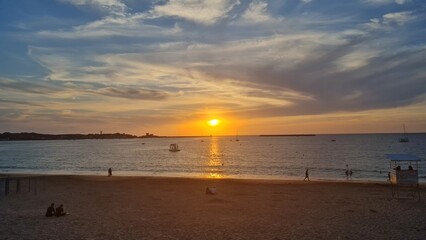 Obraz premium beautiful sunset on the coast over the sea. sunset from the beach.