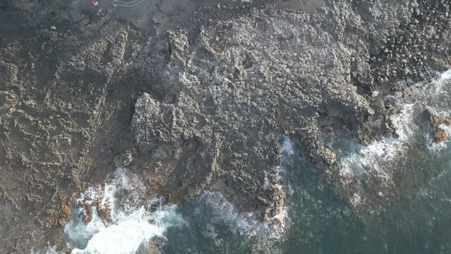 Pueblo pesquero con colada de lava rode&aacute;ndolo a vista de dron