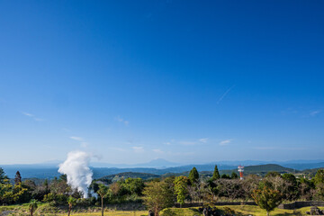 噴煙を上げる霧島温泉郷から錦江湾の眺望