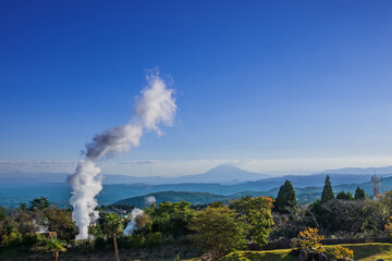 噴煙を上げる霧島温泉郷から錦江湾の眺望