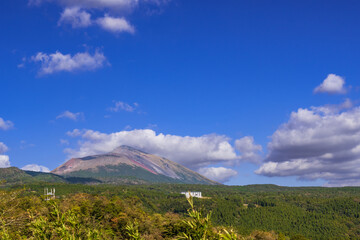 雲にそびえる高千穂峰