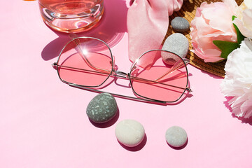 Sunglasses for lowering and sea pebbles
