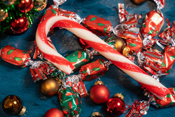 Friandises de Noël avec sucre d'orge et papillotes au chocolat