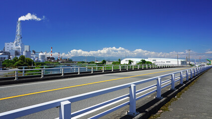 静岡県富士市の工場のある風景と沼川にかかる橋