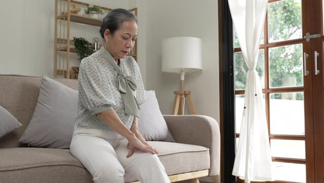 Elderly Asians feel knee pain at home.