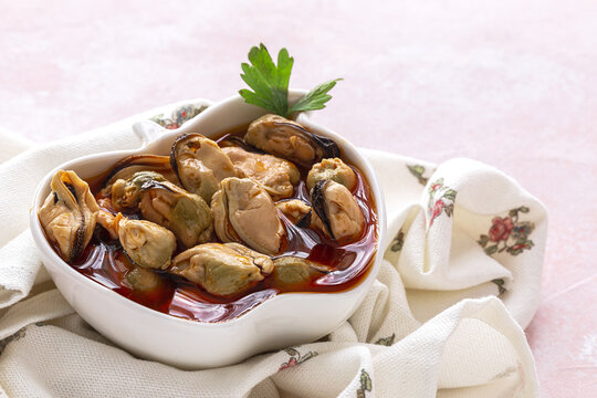 Plate with mussels on napkin